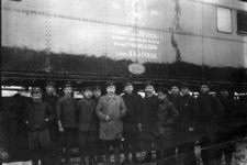 Я.М.Гаккель и работники Балтийского завода. 1924 год. Видна памятная табличка.