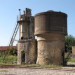 Экипировочные башни на каменном основании в депо Пиргос . Башни как правило стоят парно. Вторая, видимо, для экипировки паровозов жидким топливом.